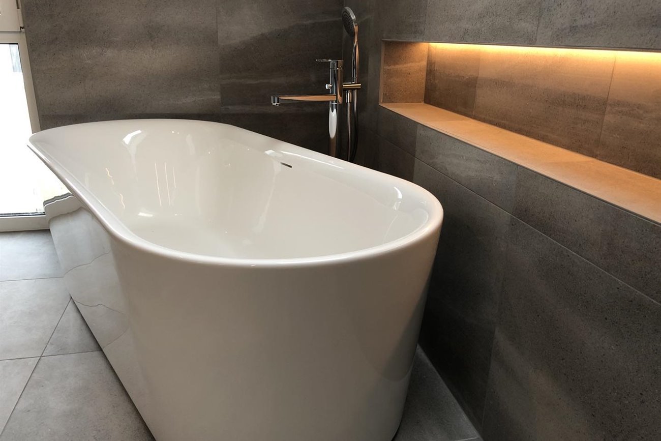 Bad mit freistehender Wanne und beleuchteter Wandnische
