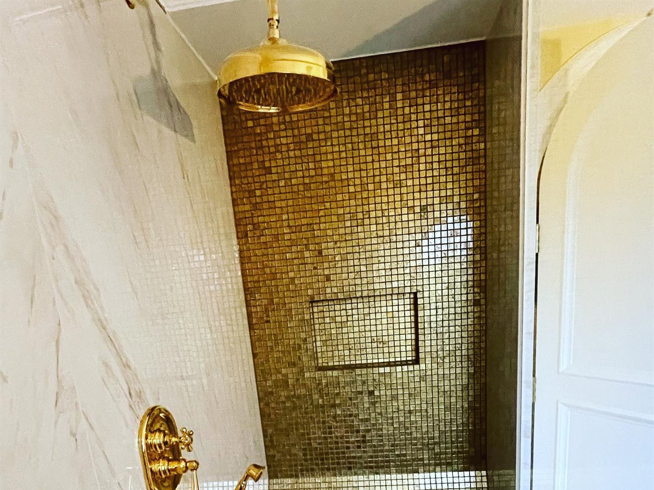 Begehbare Dusche mit Glasmosaik und Messingarmaturen