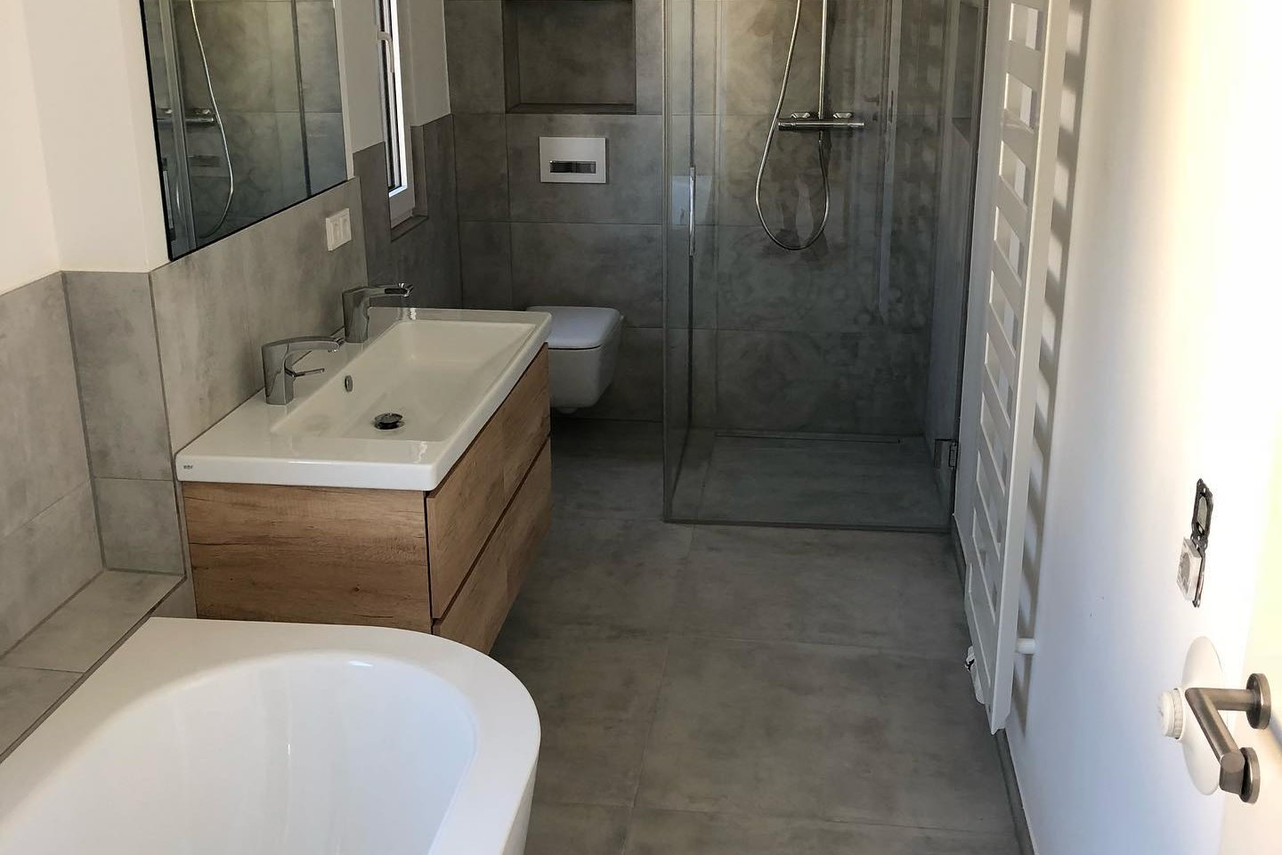 Bad mit freistehender Wanne, Holzwaschtisch und Walk-in-Dusche