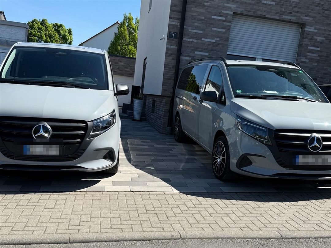 Zwei Transporter des Betriebs auf dem Hof in Gießen